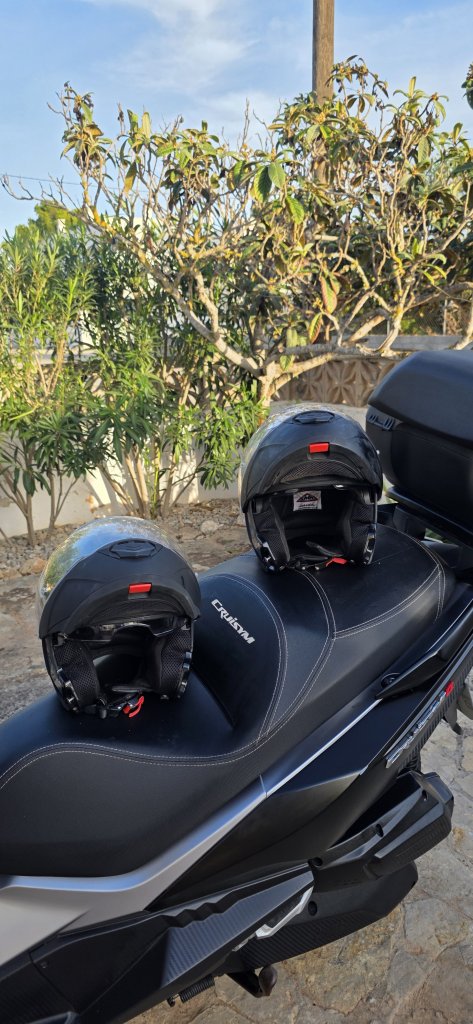 SYM Cruisym 300 E5 TCS nur 818 km 1. Hand ITV neu Zubehör inklusive