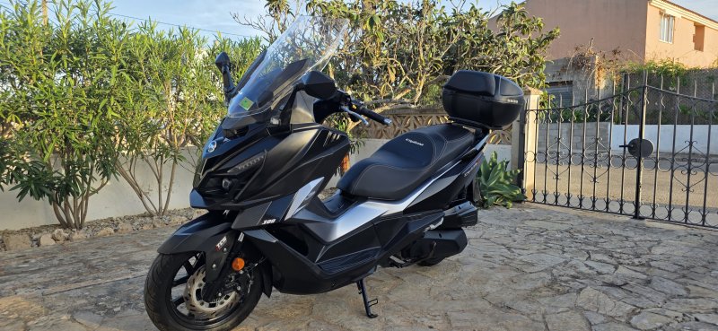 SYM Cruisym 300 E5 TCS nur 818 km 1. Hand ITV neu Zubehör inklusive