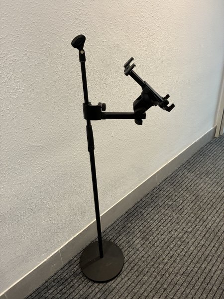 Soporte para tablet y micrófono, regulable en altura, base estable