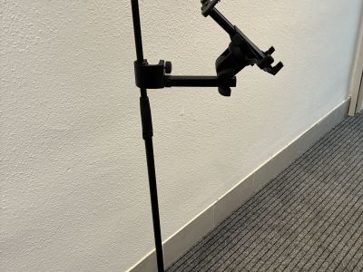 Soporte para tablet y micrófono, regulable en altura, base estable
