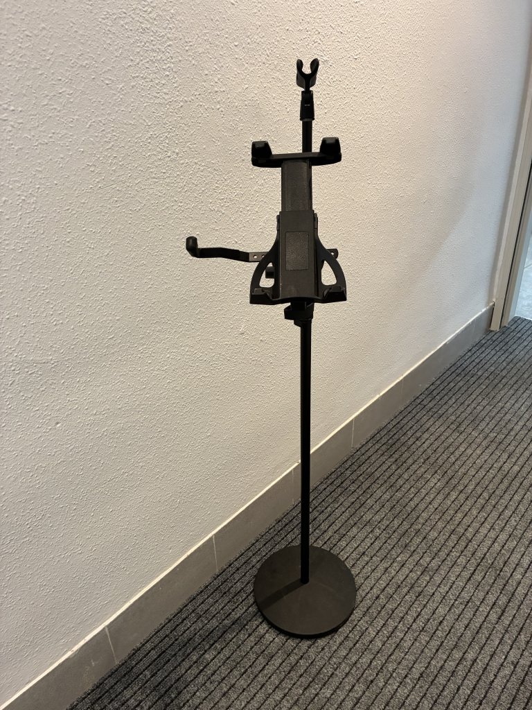 Soporte para tablet y micrófono, regulable en altura, base estable