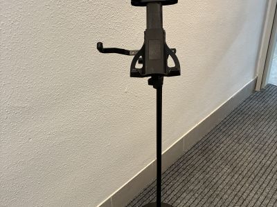 Soporte para tablet y micrófono, regulable en altura, base estable