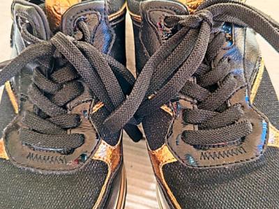 Tamaris Damen-Sneaker in Schwarz mit goldfarbenen Akzenten, Gr. 38, wie neu