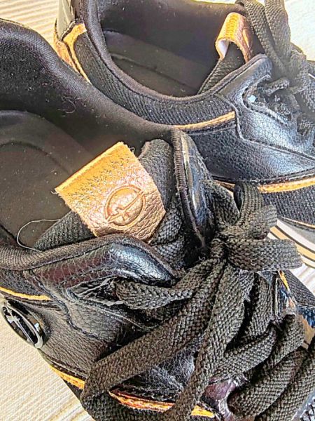 Tamaris Damen-Sneaker in Schwarz mit goldfarbenen Akzenten, Gr. 38, wie neu