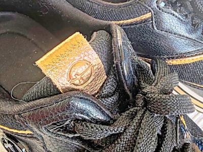 Tamaris Damen-Sneaker in Schwarz mit goldfarbenen Akzenten, Gr. 38, wie neu