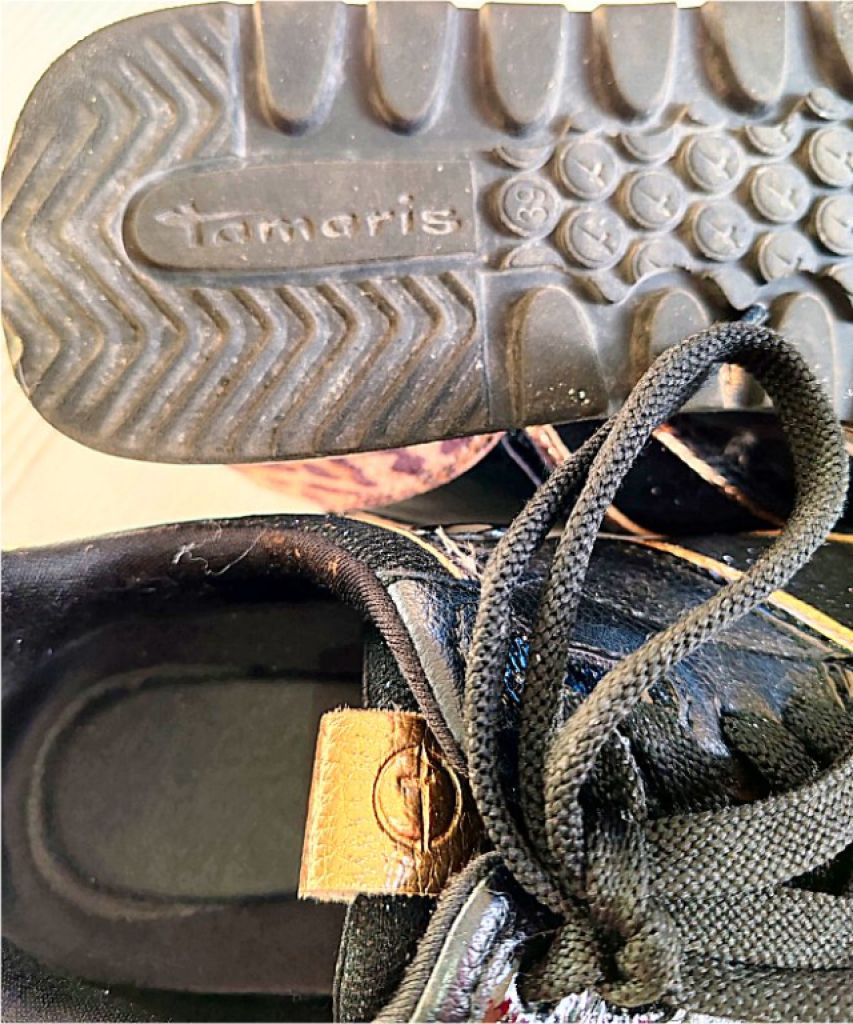 Tamaris Damen-Sneaker in Schwarz mit goldfarbenen Akzenten, Gr. 38, wie neu