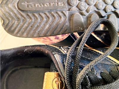 Tamaris Damen-Sneaker in Schwarz mit goldfarbenen Akzenten, Gr. 38, wie neu