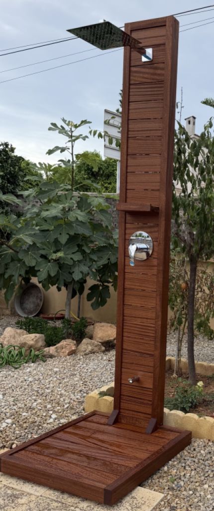 Teak XXL Dusche mit Hans Grohe Komponenten
