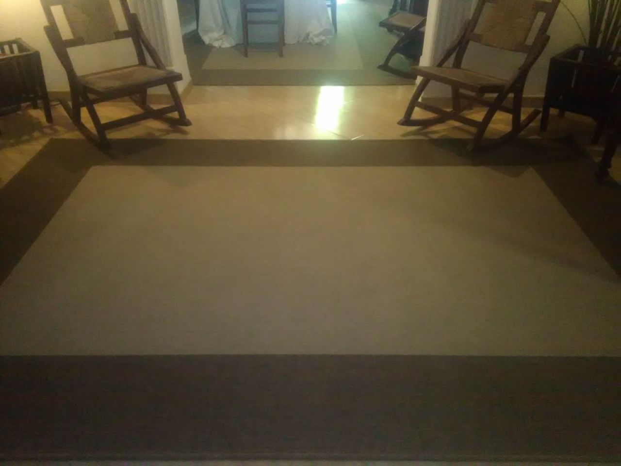 Teppich und verschiedene Gardinen und Vorhaenge