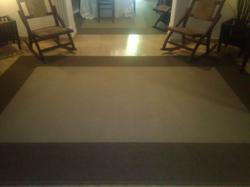 Teppich und verschiedene Gardinen und Vorhaenge