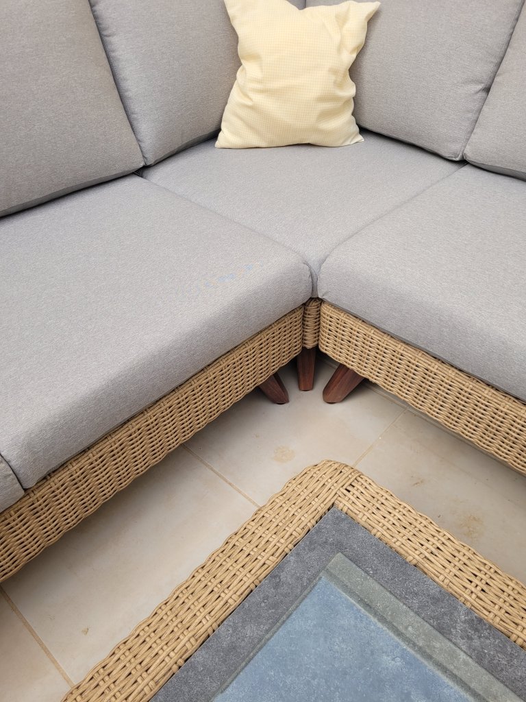 Terrassen-Ecksofa und Tisch neuwertig