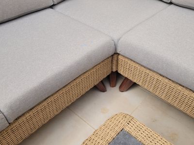 Terrassen-Ecksofa und Tisch neuwertig