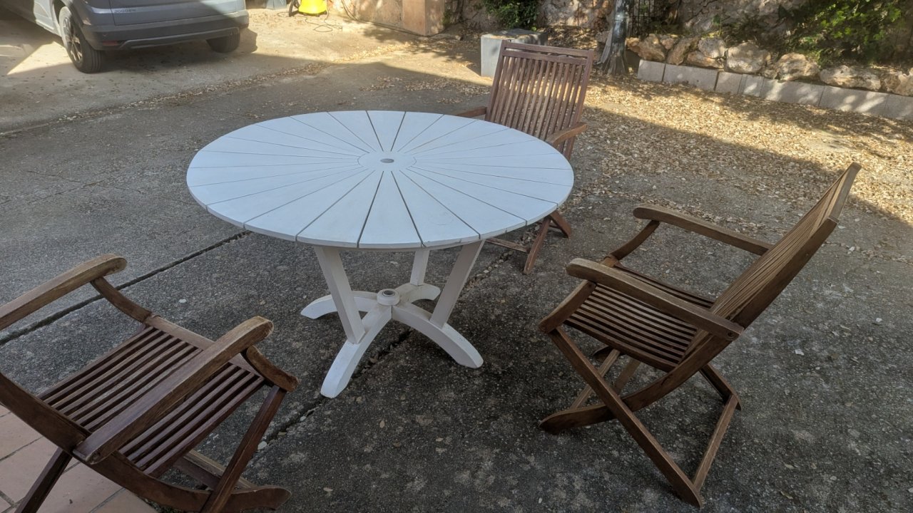 Terrassentisch und Stühle