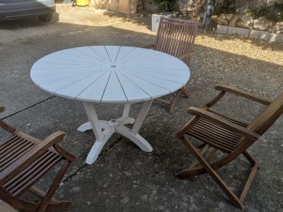 Terrassentisch und Stühle