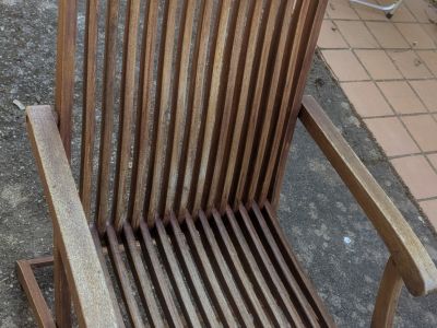 Terrassentisch und Stühle