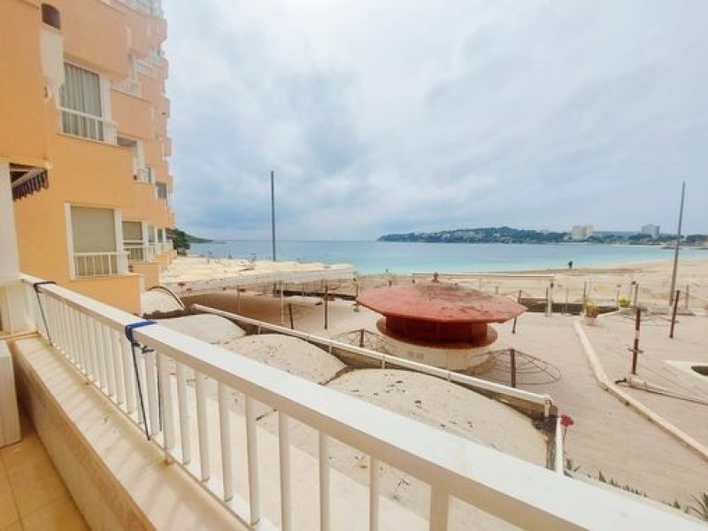 Terrenova - Renovated apartment in prime beachfront location.