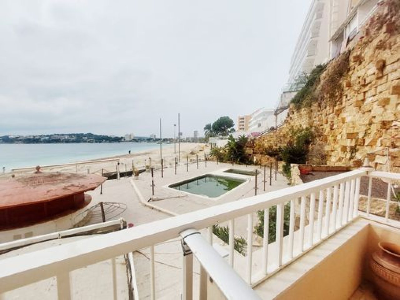 Terrenova - Renovated apartment in prime beachfront location.