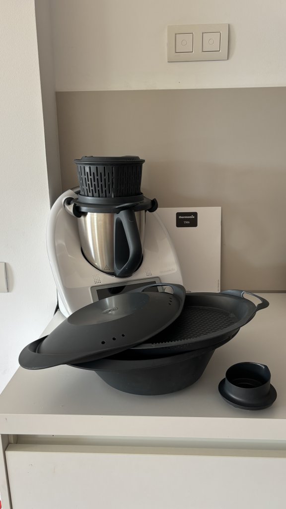 Thermomix TM6 weiß mit Varoma & Gemüse Styler optional mit Friend
