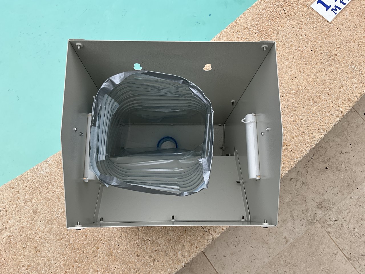 Tierfutterspender / Futterstation aus Metall  modifiziert  TOP Zustand