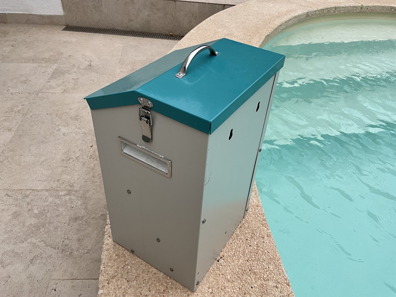 Tierfutterspender / Futterstation aus Metall  modifiziert  TOP Zustand