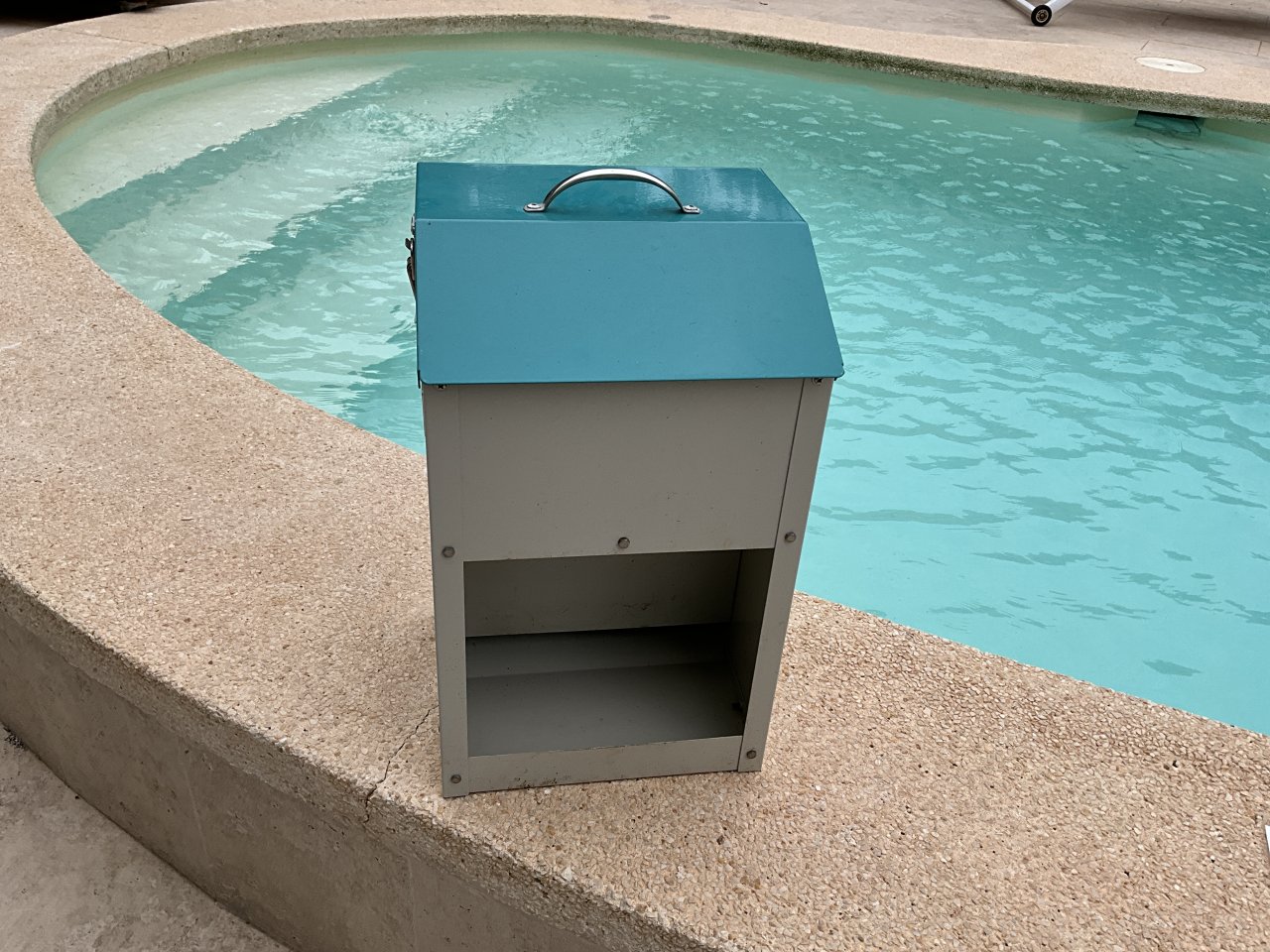 Tierfutterspender / Futterstation aus Metall  modifiziert  TOP Zustand