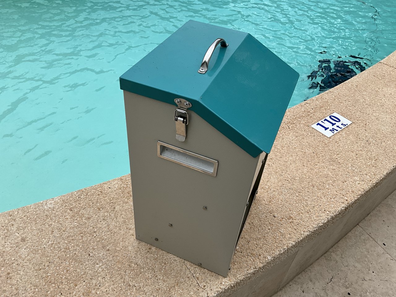 Tierfutterspender / Futterstation aus Metall  modifiziert  TOP Zustand
