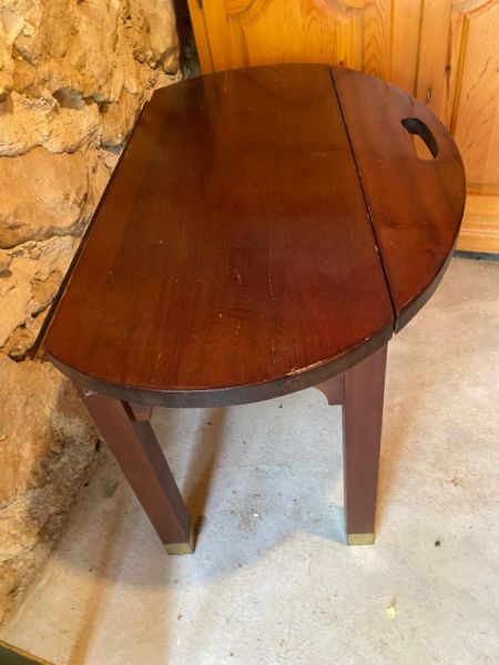 Mesa redonda de madera antigua, dos lados abatibles