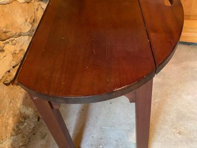 Mesa redonda de madera antigua, dos lados abatibles