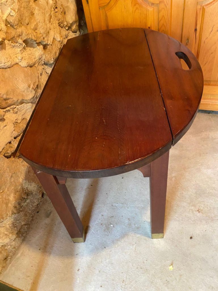 Mesa redonda de madera antigua, dos lados abatibles