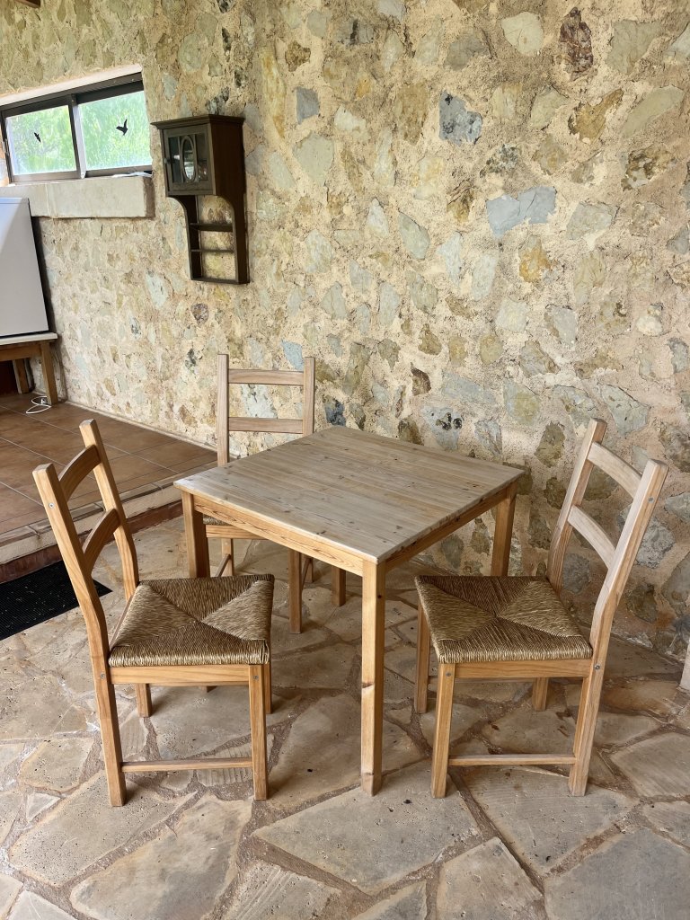 Tisch mit 3 Stühlen