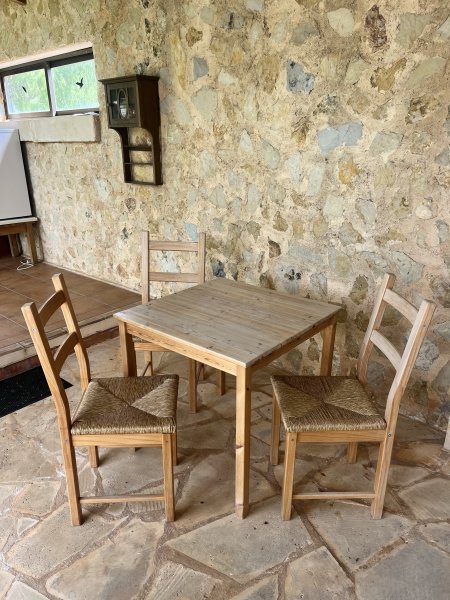 Tisch mit 3 Stühlen