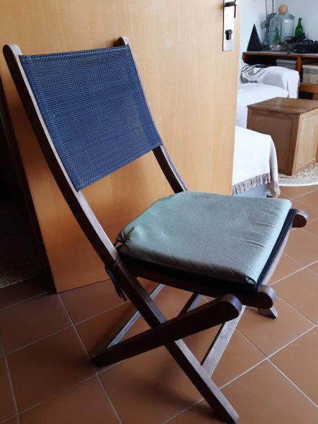 Tisch mit 4 Stühlen