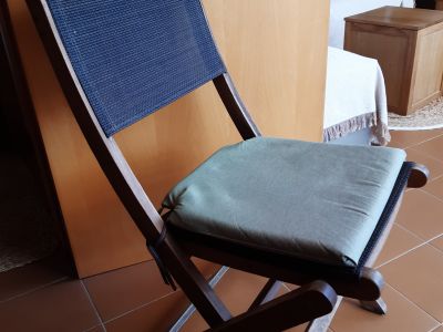 Tisch mit 4 Stühlen