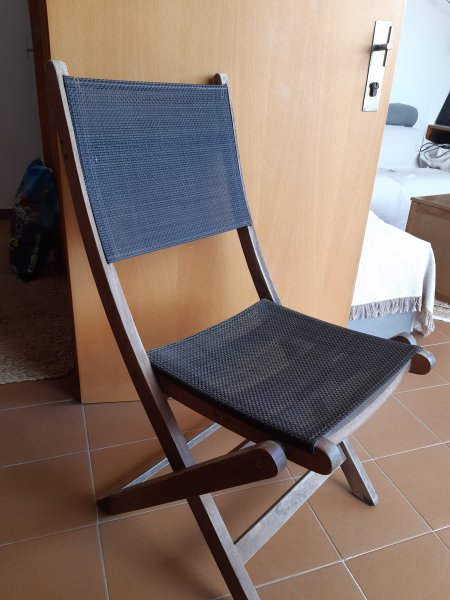 Tisch mit 4 Stühlen