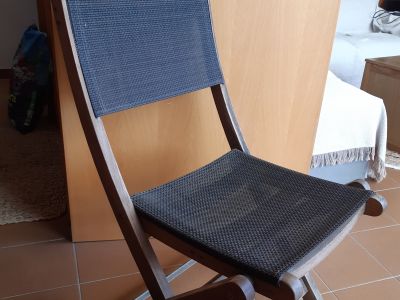 Tisch mit 4 Stühlen