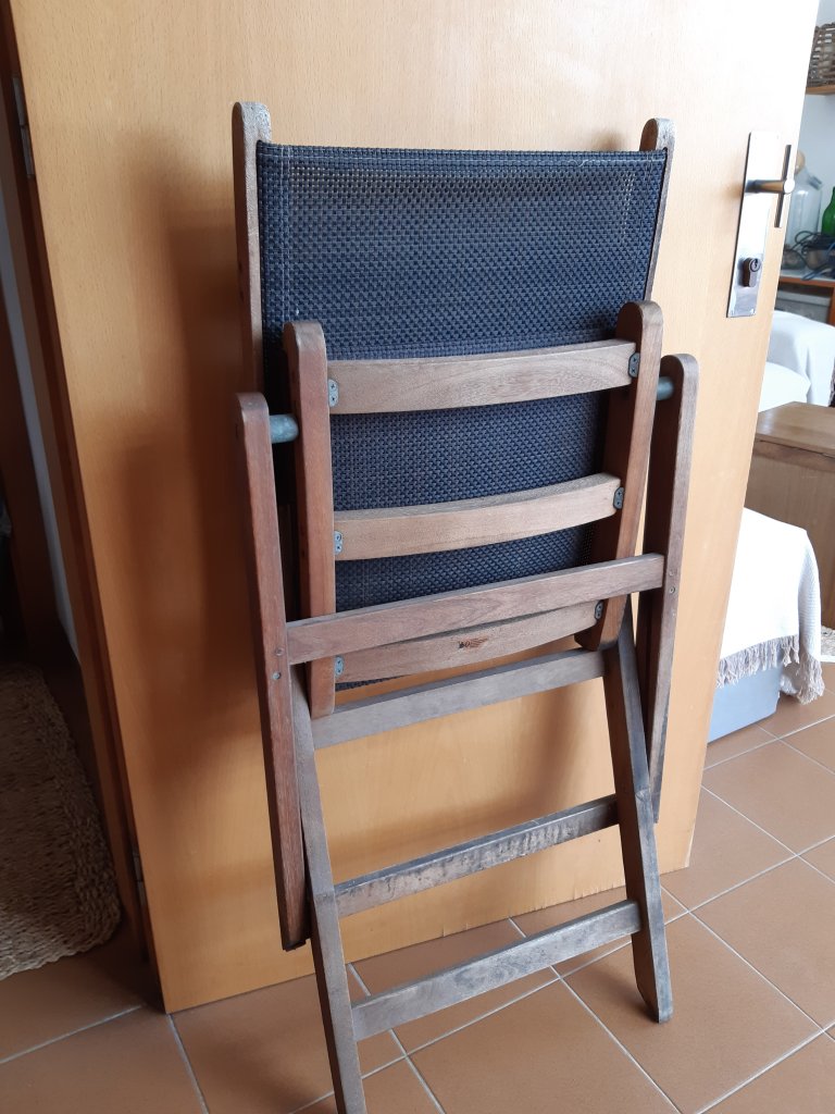 Tisch mit 4 Stühlen