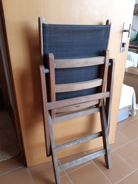 Tisch mit 4 Stühlen