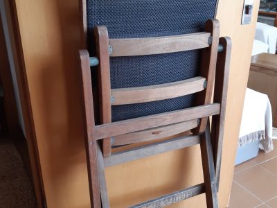 Tisch mit 4 Stühlen