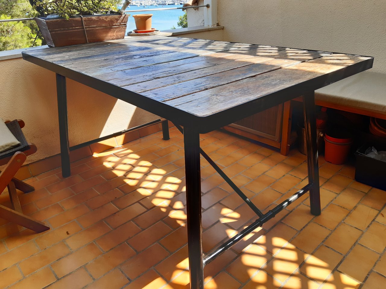 Tisch mit 4 Stühlen