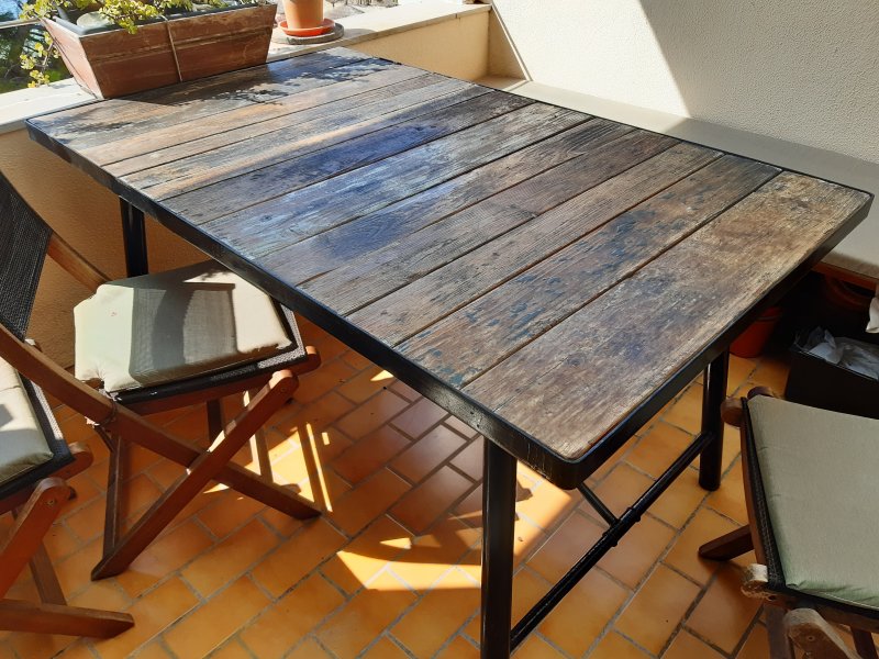 Tisch mit 4 Stühlen