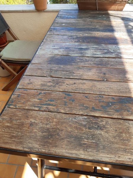 Tisch mit 4 Stühlen
