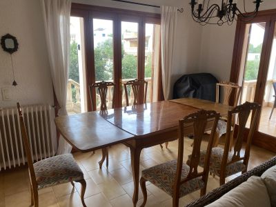 Tisch mit 5 Stühlen