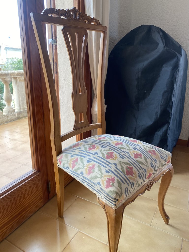 Tisch mit 6 Stühlen