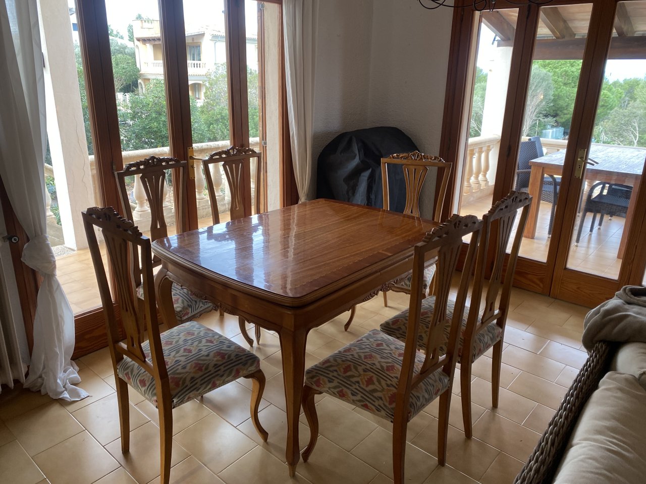 Tisch mit 6 Stühlen