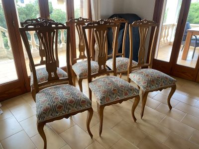 Tisch mit 6 Stühlen