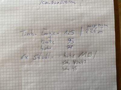 Tisch mit 6 Stühlen