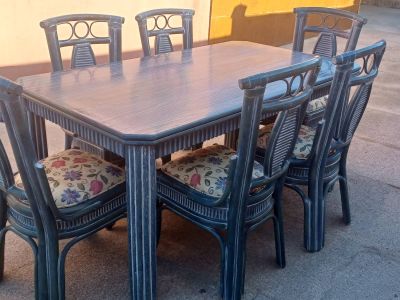 Table with 8 chairs.