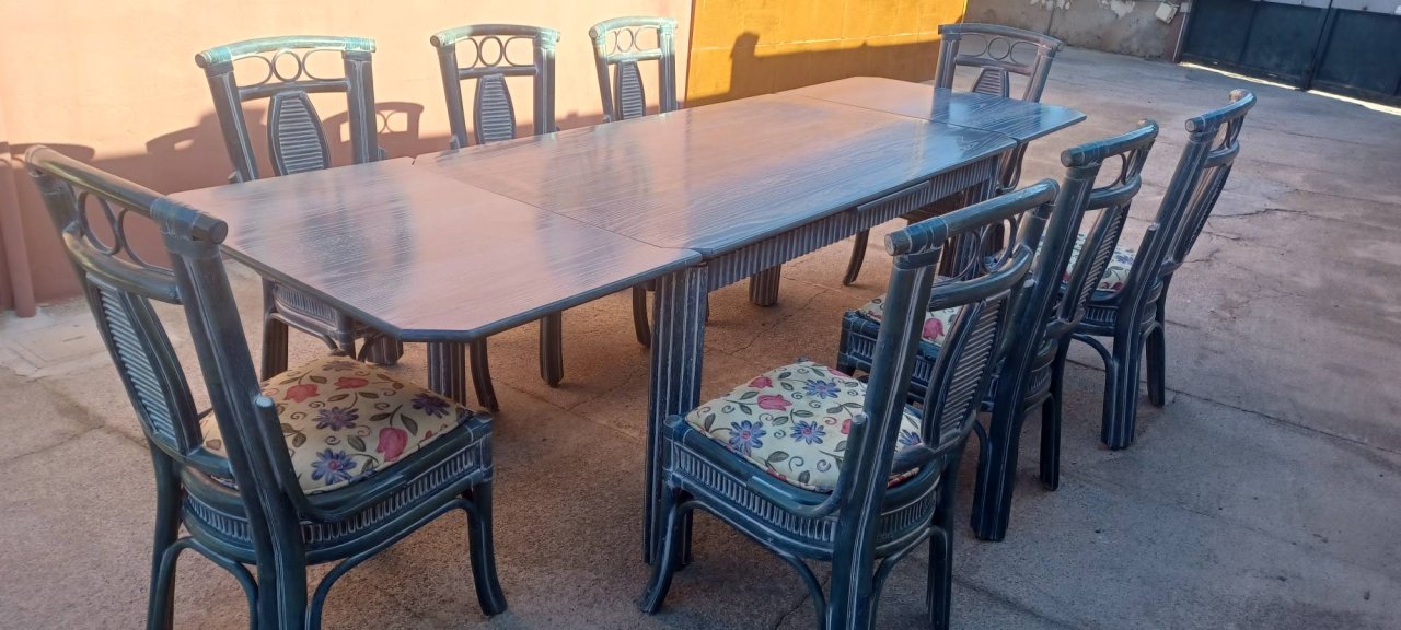 Table with 8 chairs.