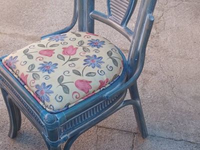 Table with 8 chairs.
