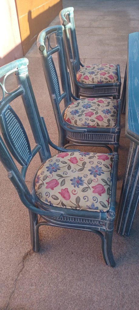 Table with 8 chairs.